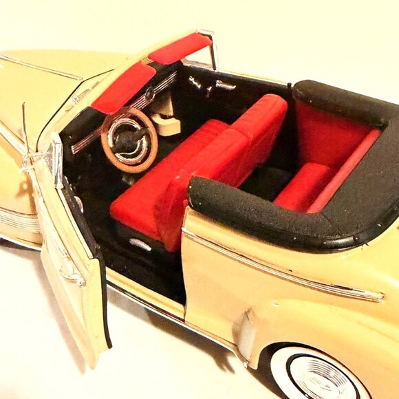 Welly 1:18 Scale 1941 Chevy Special Deluxe Cream Convertible Diecast Model Car - Picture 7 of 13